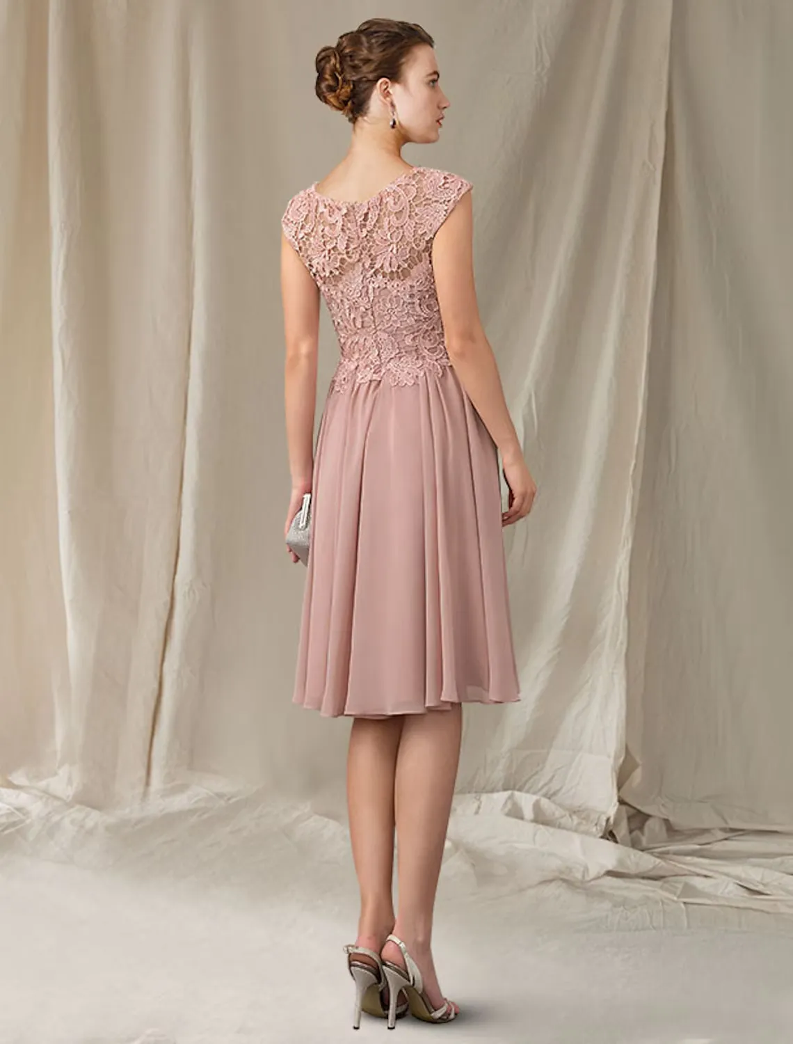 A-Line Mother of the Bride Dress Elegant Knee Length Chiffon Lace Sleeveless with Pleats Appliques
