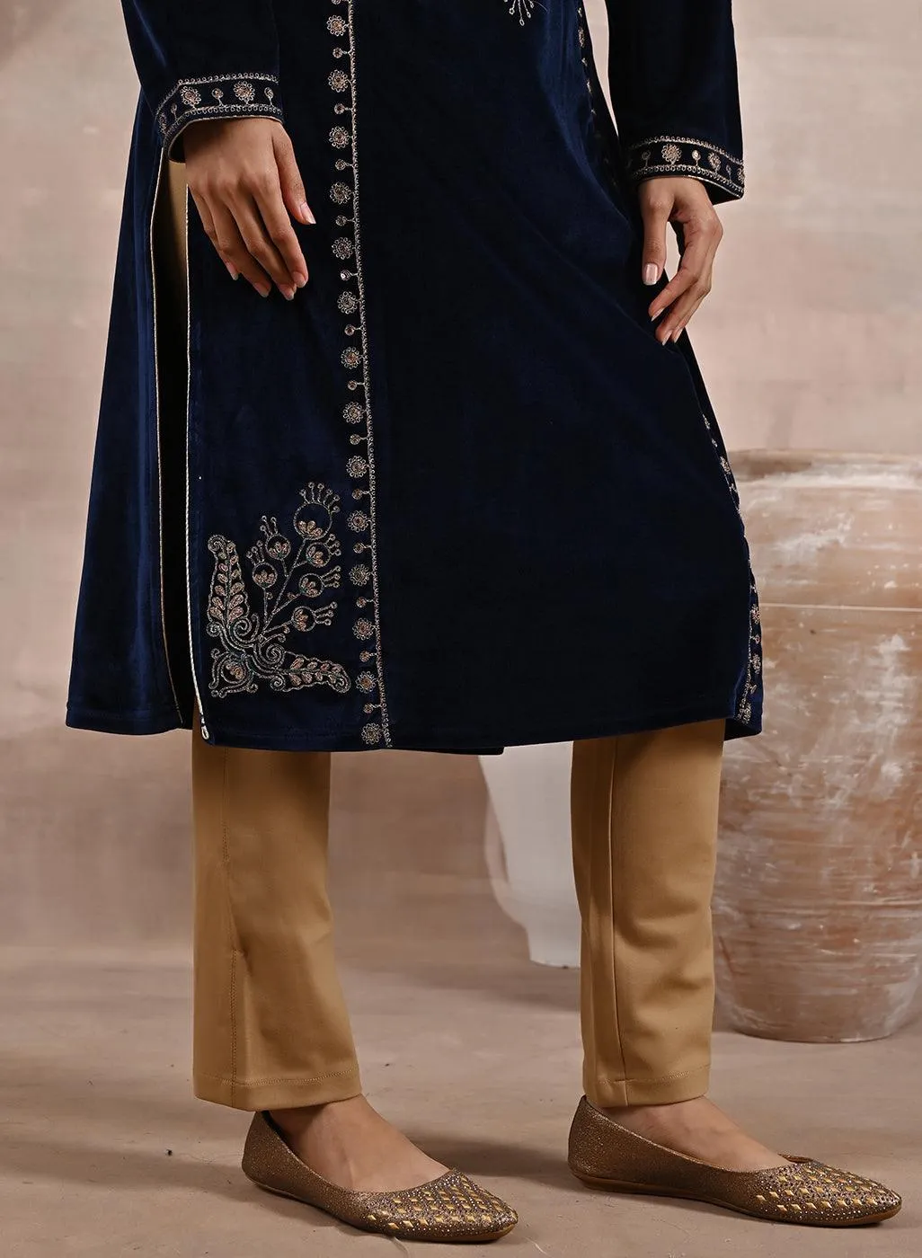 Blue Paisley Velvet Kurta With Thread Work
