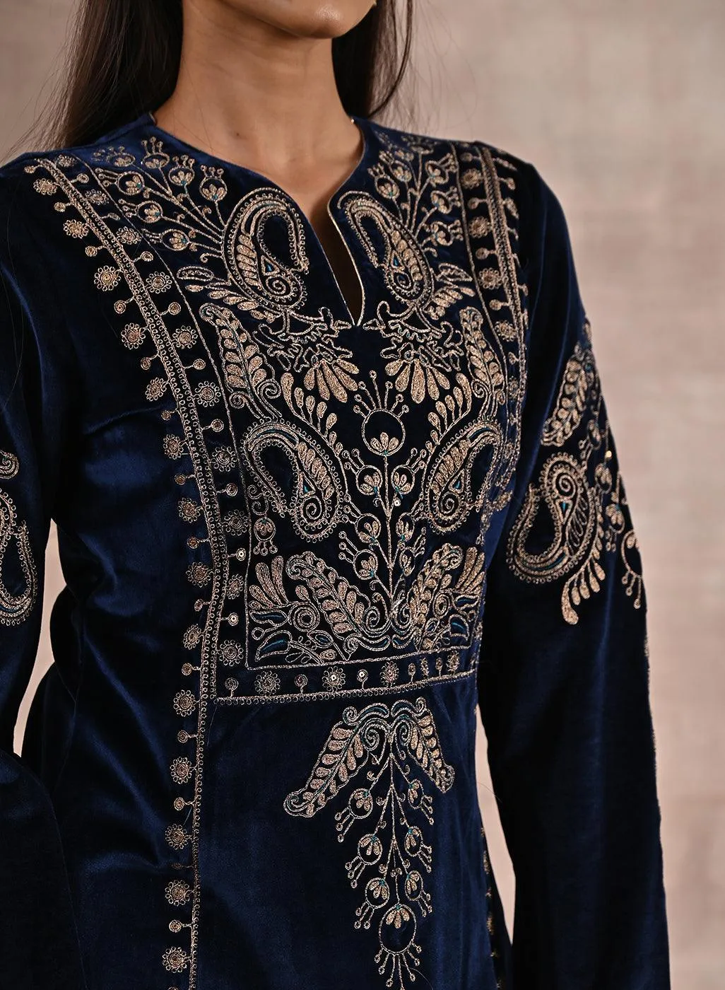 Blue Paisley Velvet Kurta With Thread Work