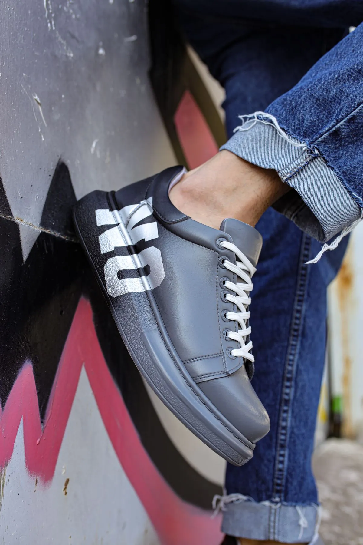 Gray Graffiti Sneaker CH402