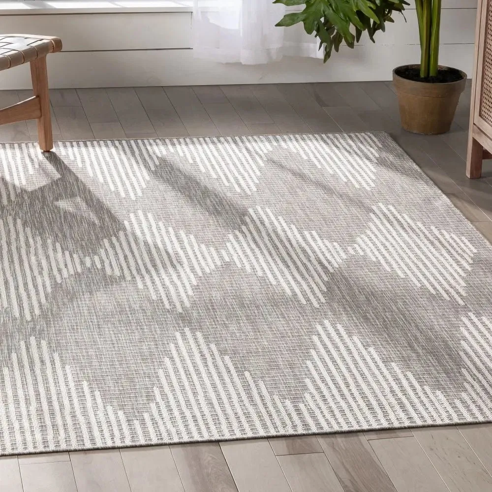 Kai Modern Chevron Pattern Grey 5'3" x 7'3" Flat-Weave Indoor/Outdoor Rug